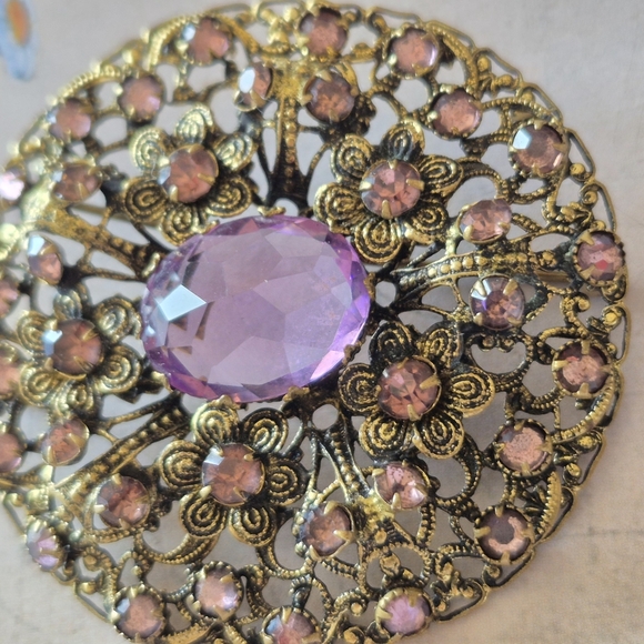 Ornate Gold and Mauve Brooch - Picture 3 of 6